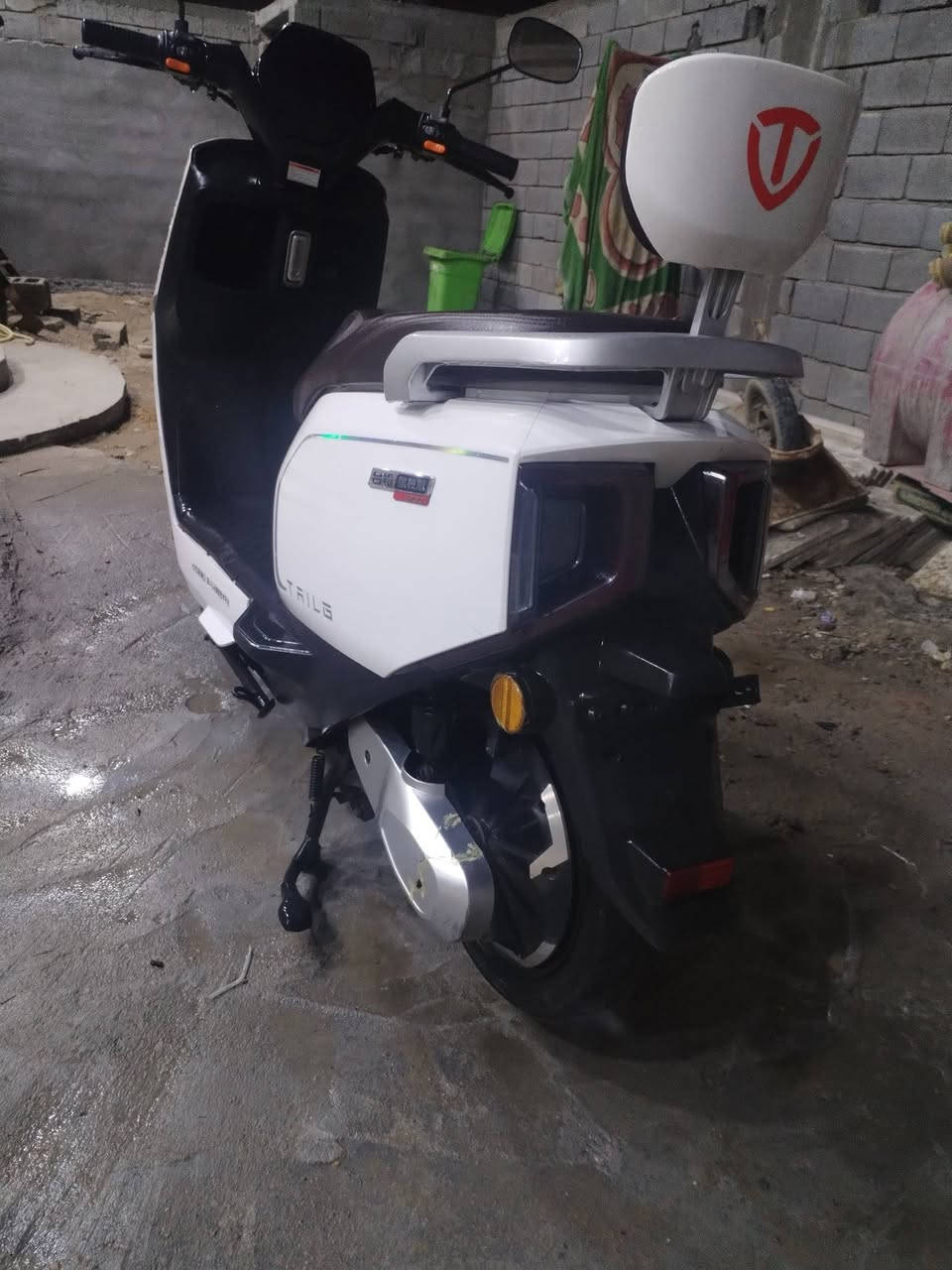 تيسلا للبيع قبل شهرين شتريته
سعر مليون وخمسين ألف  بيه مجال حك جيه دراجه نضيفه تمشيك 50 كيلو وأكثر عنوان بصره كرمت علي شارع لطيف 
فقط وتساب***********
