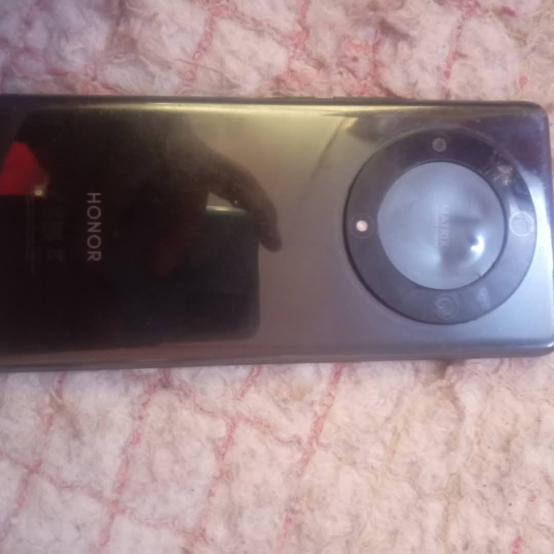 السلام عليكم جهاز هونرX9a الجهاز بي فطور بل شاشة مثل ما موضح بل صور والعدسة مال كامرة هم مفطرة ذاكرة 256 السعر 150وبي مجال ومراوس هم عادي البكان سبع قصور *********** 
رحمة على والديكم الما يشتري لا يراسل ولا يعلق
