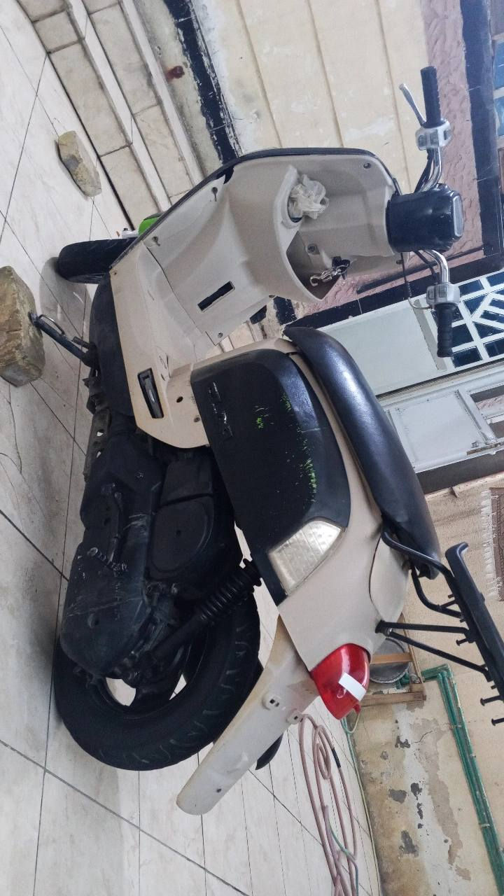 سلام عليكم
 بوليس للبيع هندر واحد شغل وطلع
سلف عوزه فقط باتري
لايت. اشاير شغالات
مفتوحه ولفات 
دراجه مال جناي
عوزهه فقط قبق بانزين وكفرات مصبوغات
سعر 500وبيه مجال 
***********
ماسنجر مفتوح
