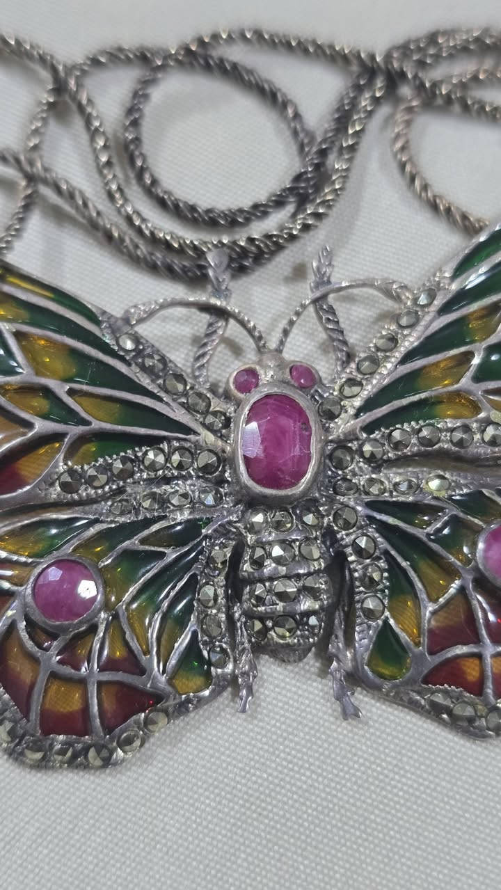 قلادة انتيك 
شكل فراشة بهيكل من الفضة 
مرصعة بعدد 7 احجار من الياقوت الخام غير المعالج
قطعة فريدة جدا 
للأستفسار التواصل على واتساب 
***********
