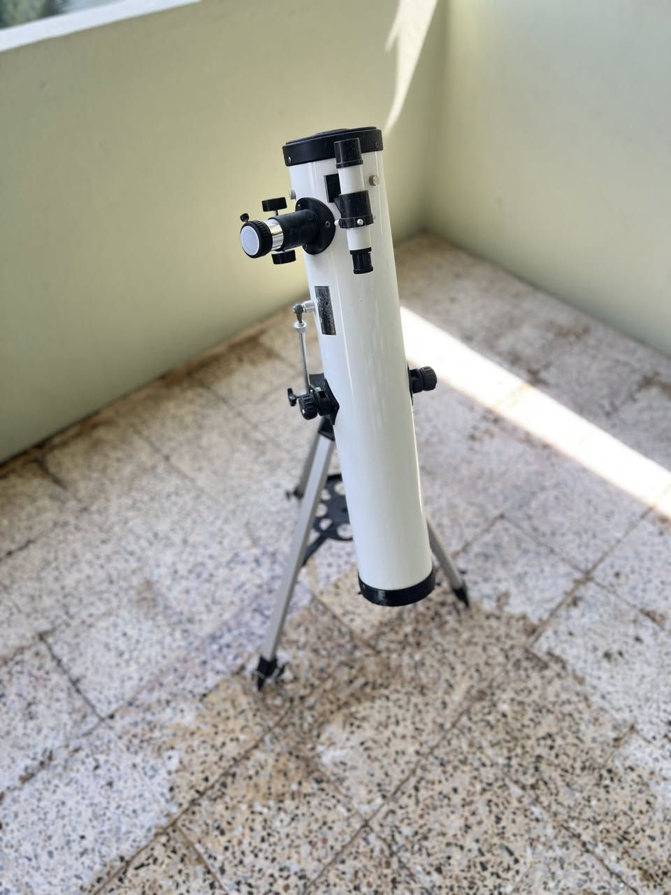 تلسكوب F70076 للبيع مع كامل ملحقاته من عدسات🤎 🔭
شنو تكدر تشوف بي ؟
القمر بكل وضوح وتفاصيله
الكواكب والاجرام مثل المشتري وزحل والمريخ 
واذا انت محترف بالرصد راح تكدر تشوف حتى النجوم والسدم 
______________
شنو الملحقات مالته ؟
١- عدسة من شركة CELESTRON بقوة 6mm
٢- عدسة من شركة CELESTRON بقوة  32mm
٣- بارلو 2X للتكبير 
٤- عدسة eyepiece بقوة 1.5X 
٥- عدسة فلتر شمسي
٦- ثلاث عدسات مختلفة الاحجام لرؤية الاجرام الابعد
_______________
السعر ١٥٠ الف وبي مجال ❤️


**إذا كنت صاحب هذا الإعلان وتريد حذفه لأي سبب، رجاءا أرسل رسالة إلى الدعم الفني**