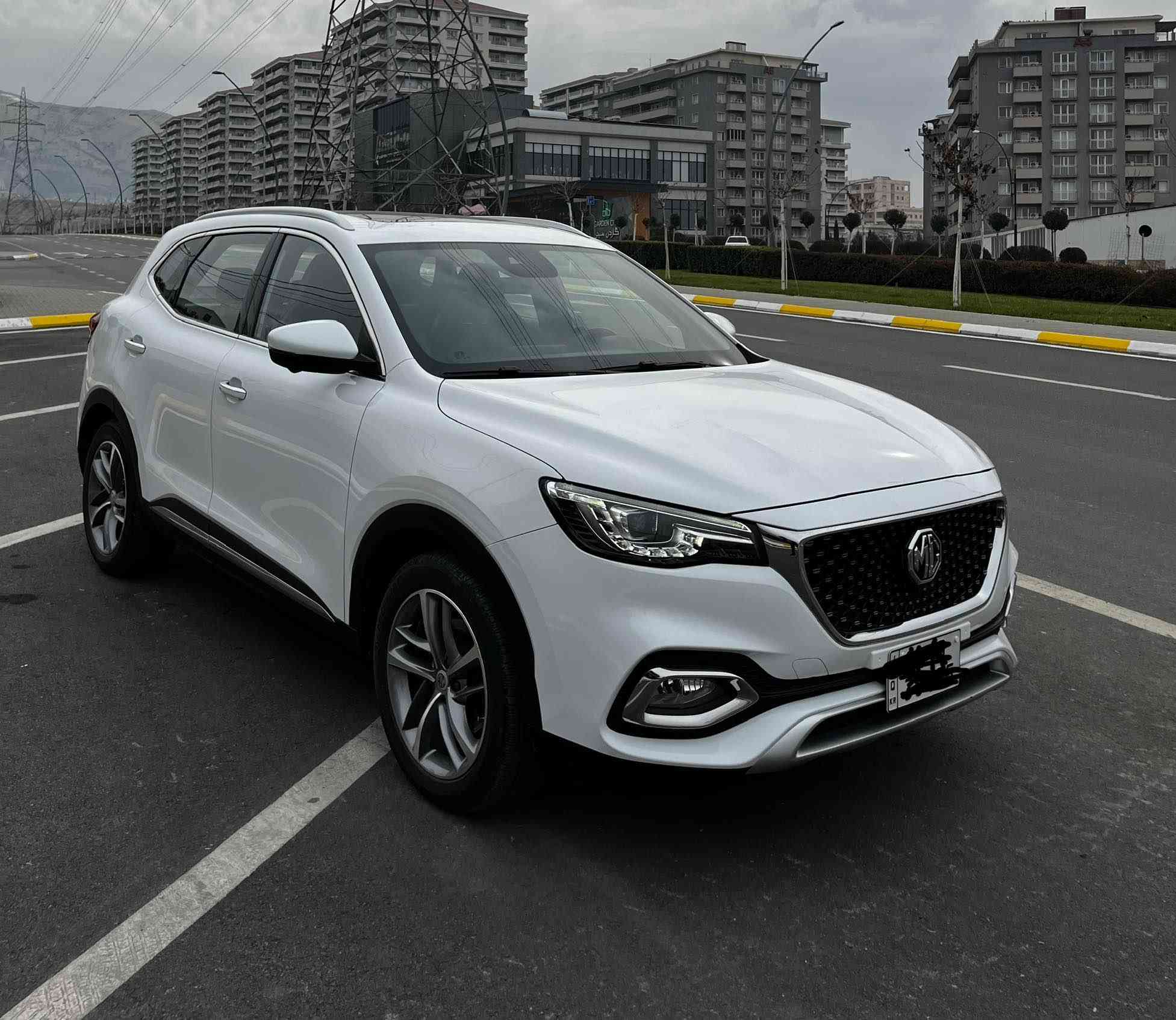 Mg HS 2021 Trophy
فوول مواسەفات: 
١- مەکینە ٢٠ تۆربۆ
٢- دەبڵ ئەکسل
٣- کامێرا ٣٦٠
٤- ڕادار
٥- کوشن جلد
٦- کوشن هیتەر
٧- کوشن کارەبایی
٨- ناو سوور 
٩- ١٠٠ ڕەنگ لیدی ناوەوە
١٠- بەسمە
١١- پانۆراما
١٢- سیستەمی ئێر کلینەر ( پاکردنەوەی هەوای ناوەوە)
١٣- سنوق شەفت
١٤- ٤ مۆدی لێخوڕین:
Eco
Normal
Sport
Super sport

سفری شەریکەی MG زەمانی تا ٢٠٠،٠٠٠کم هەیە
٧١،٠٠٠ ڕۆیشتووە
بێ بۆیاخ 
نرخ: ١٤٥ 
0770 294 9797 السليمانية, العراق
