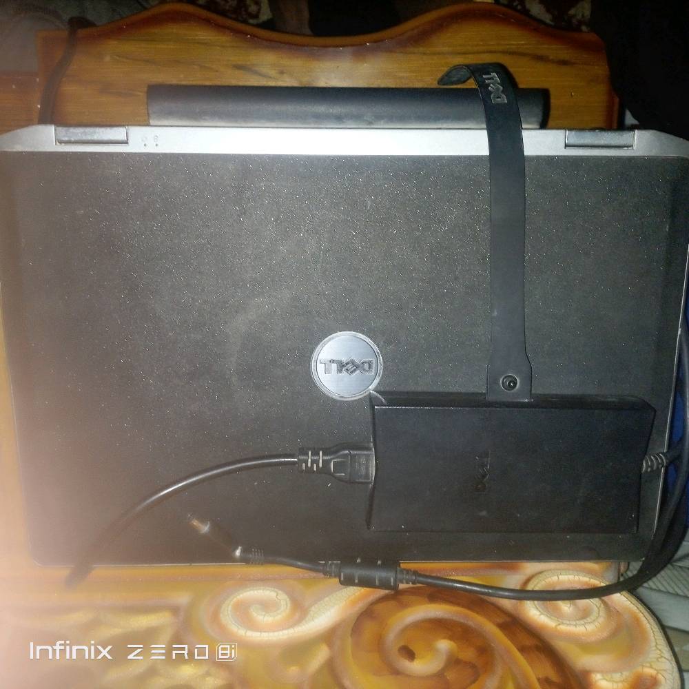 لابتوب حاسبه كلشي ما بيهه ايصير عليهه الببجي وايصير عليهه مسلسلات كلشي ايصير بيهه