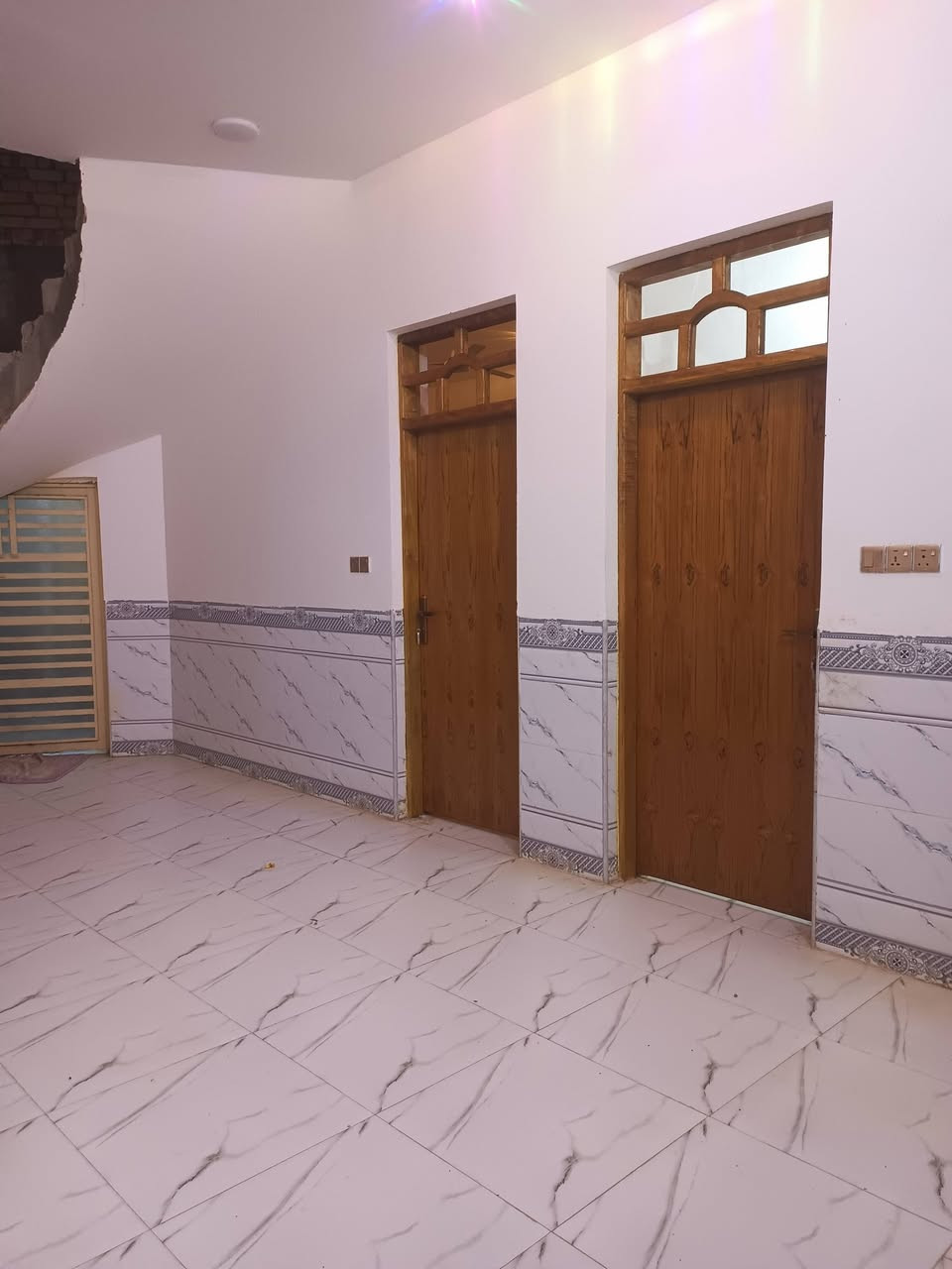 توكلت على الله الدار للبيع قاطع ونص مساحه 250 بحفل الثالث يتكون من خرف عدد ثنان 6 في 4وصاله 7ونص مناور عدد 2 مطبخ بارد 5 في 4 ومطبخ حار 2 نص مربع هول 6 في 3ونص ديوانية 8ونص في 4+كراج سيارات 6ونص صحيات داخل بيت وخارج سكان 28مليون للاتصال على الرقم ***********
