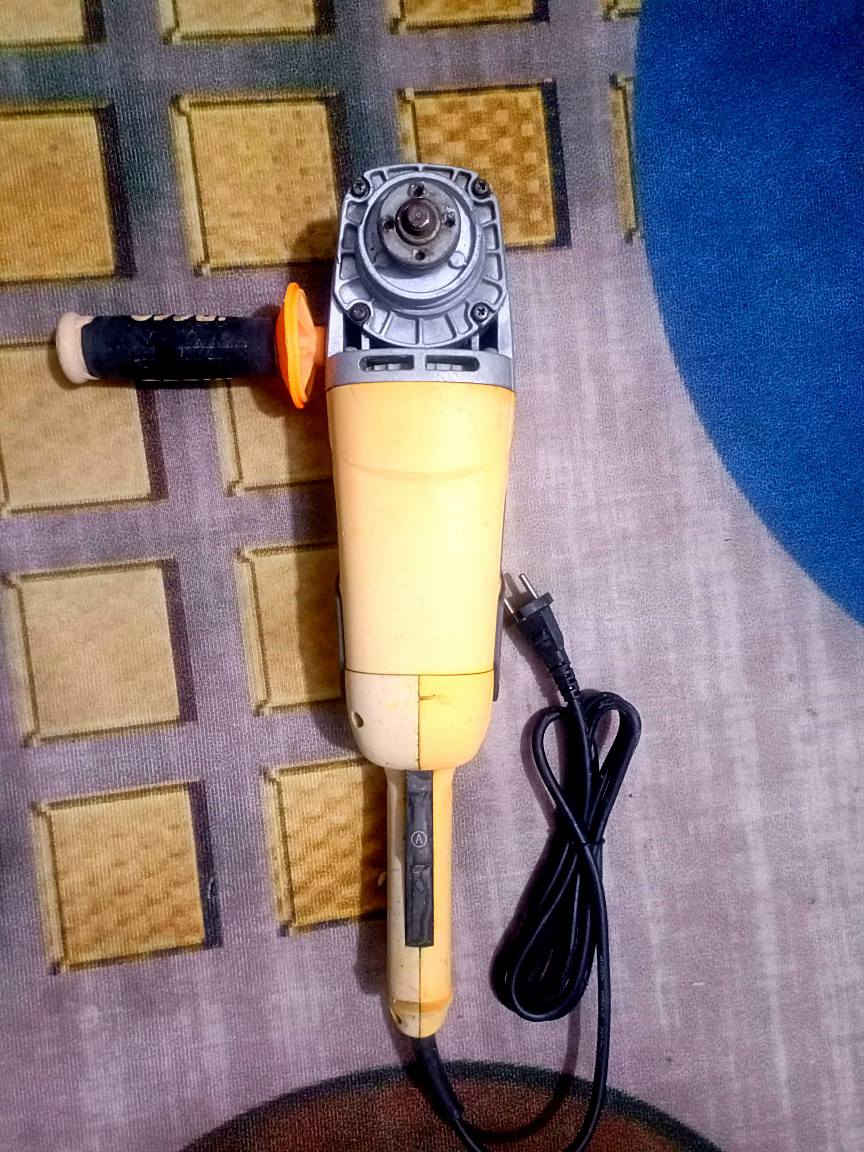 سلام عليكم
كوسرة ماركة تام 
نضيفةسعر 65

كوسرة ماركة انجيكو 
نضيفة سعر 45

رندة ماركة داور 
نضيفة سعر 20

مكان بغداد البلديات يوجد توصيل 
رقم واتساب ***********
