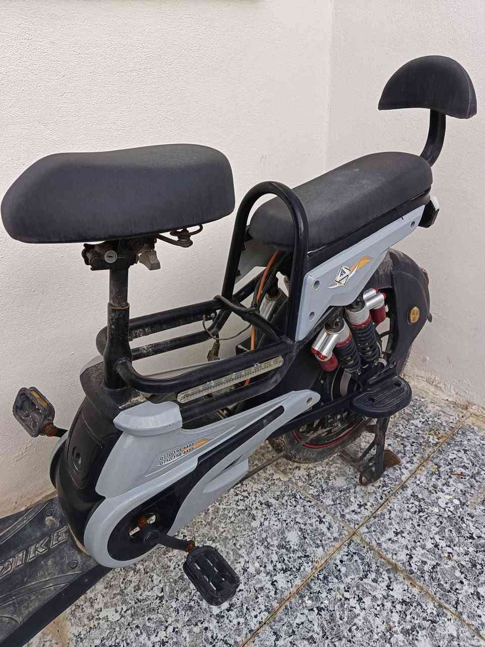 ماطور شحن للبيع الهيكل نضيف كلشي بي شغال هورن إشارة يمين يسار لايت بلوتوث بي خمس سرعات يمشي 100 النضافة كدام عينك مثل ما موضح بالصور 
ملاحظة //( بدوووون باتري ) يحتاجلو فقط باتري 
السعر 170 وبي مجال للطيبين 
رقم التلفون ***********
