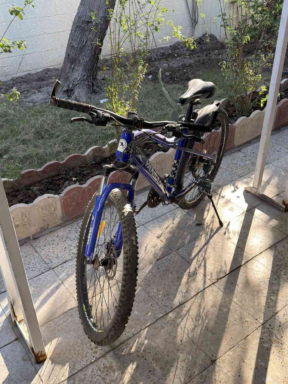 بايسكل جبلي رياضي حجم 26 خلفي 7 سرعات وامامي 3 سرعات امريكي اصلي مو صيني التعبان ونضيف وجديد وشغال ما بي اي مشاكل 
مكانه العمارة سعر 100 الف فرق خير من الله ع الجديد مالته


**إذا كنت صاحب هذا الإعلان وتريد حذفه لأي سبب، رجاءا أرسل رسالة إلى الدعم الفني**