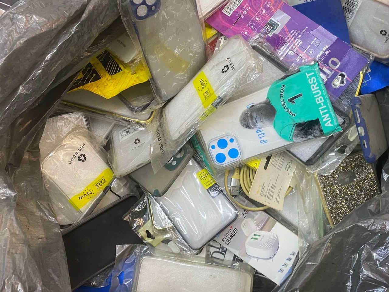 ئەشیای مۆبایل ئەشیاکان زۆرن و نرخەکەش گونجاوە هەمووی پیویستین و زو دەبێتەوە پارە لە دوکان  
 بەیەکەوە هەمووی ١٠٠ هەزار قفل أربيل, العراق


**إذا كنت صاحب هذا الإعلان وتريد حذفه لأي سبب، رجاءا أرسل رسالة إلى الدعم الفني**