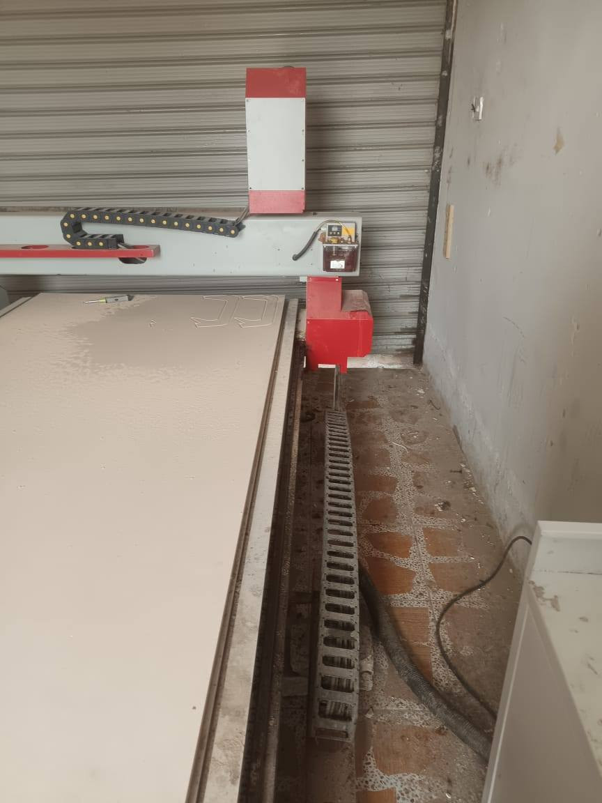 : مكينه سي ان سي حجم 4×8 تشتغل على الهوى مو ع مي 
موديل 2025 
مشتغله 3 اشهر 
مكينه جديده مكفوله
: *********** / ***********
