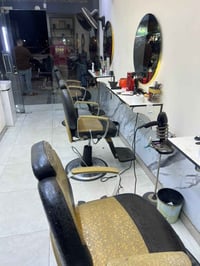 ٣ كراسي حلاقه للبيع مكاني حي العامل بغداد سعرهن ٣٠٠ قفل 07881693596