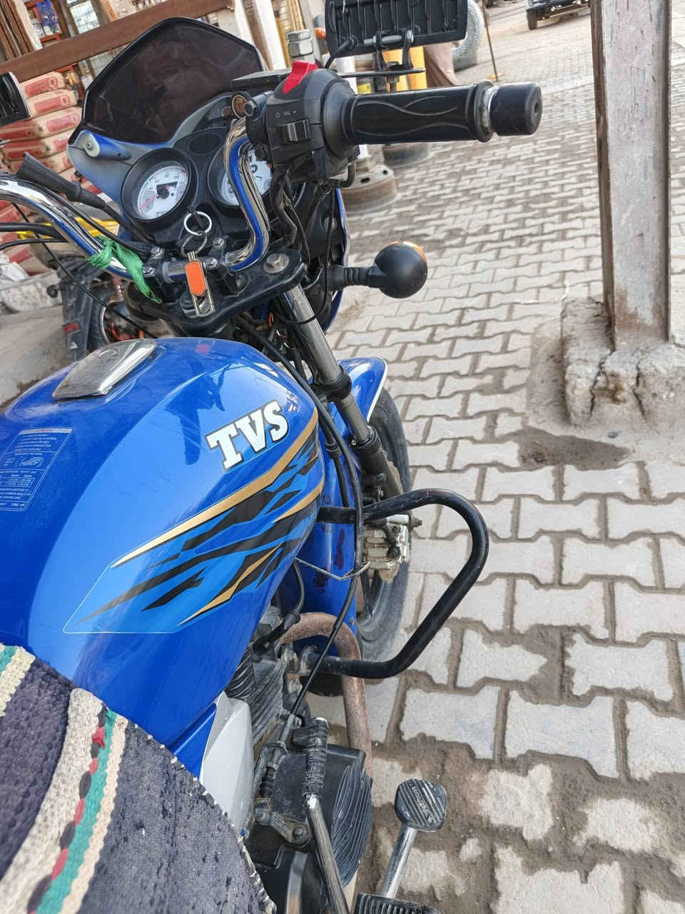 سلام عليكم دراجه  TUSمديل 23
رقم او سنويه قادسيه انكليزي الي هوه 16 
مكفوله كلشي ممفتوح بيها شرط جيب فيتر او تعال
افحص دراجه خير من الله نضيفه او حلوه
 سعر (1850)او بيها مجال مليون وثمنميه او خمسين العنوان الديوانيه حي الوحده
رقم (***********) عنت ممتواجد اتصل 🫵🤎
