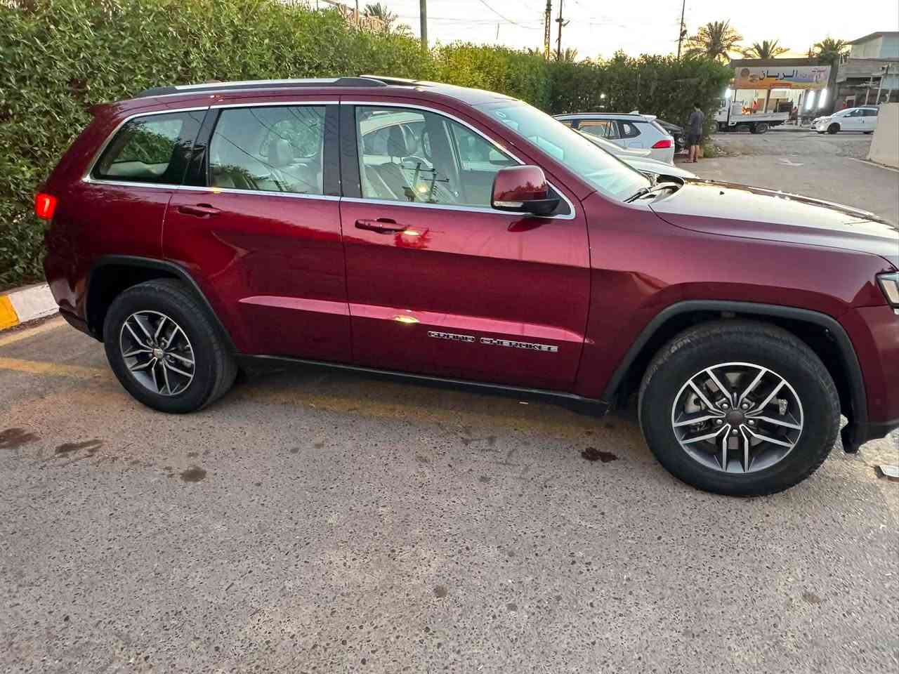 � للبيع Jeep Grand Cherokee Laredo 2019 – وارد خليجي 🔥

🚘 الموديل: 2019

⚙️ المحرك: 6 سلندر

🛞 الدفع: 4×4

📍 العداد: 117,000

:

✅ فتحة سقف

✅ بصمة تشغيل ودخول

✅ نظام النقطة العمياء (Blind Spot)

✅ رادارات أمامية وخلفية

✅ كاميرا خلفية

✅ شاشة وكالة

✅ شفاطات للجام

✅ جنوط وكالة

✅ إنارة LED

✅ لون خمري مميز

الحالة:

✔️ السيارة نظيفة جدًا من الداخل والخارج.

✔️ صبغ جاملغين أمامية فقط.

✔️ بدون شاصي وبدون لغد.

✔️ جاهزة للفحص، والفحص خير دليل.

💰 السعر: 240 

مكان السياره بغداد الدوره ***********
