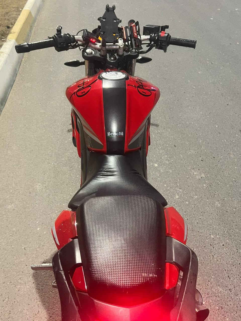 دراجة بنلي موديل 2022 نازلة بال2024 دراجة بحاله الوكاله نازلة من شركة عجلة الخليج كاملة مابيهه اي نقص عارضهه بمليونين و٩٠٠ وبيهه مجال بسيط دراجة رقم بغداد تحويل ثاني يوم مكاني بغداد  الرقم ***********
