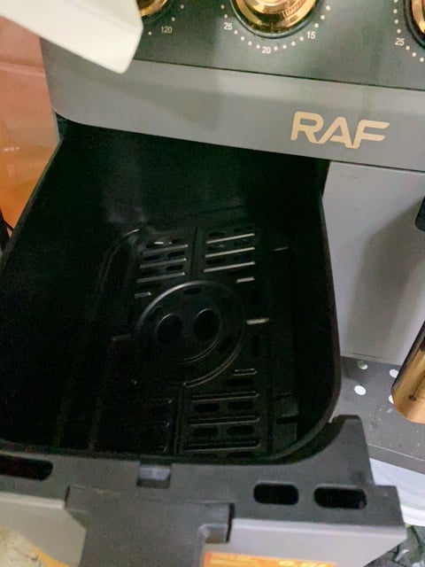 ✨ قلاية هوائية RAF جديدة ✨

🍟 قلاية هوائية من ماركة RAF.
✅ جديدة ونظيفة.
🔥 مناسبة لتحضير البطاطا، الدجاج، اللحم، السمك، والمعجنات مع استخدام كمية قليلة من الزيت.
⏲️ مزودة بمؤقت وتحكم بدرجة الحرارة لسهولة الاستخدام.
💰 السعر: 200,000 دينار فقط.
📍التسليم حسب الاتفاق.
📩 للاستفسار أو الحجز، راسلني على الخاص