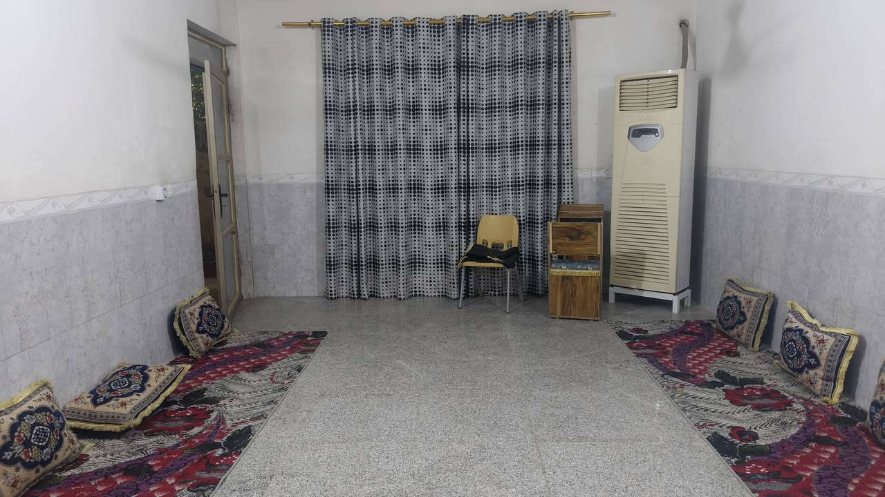 متاح دار سكن منطقه زين القوس شارع الملا المربع الاول مكون من ٤ غرف نوم ٢ هول وستقبال وحمامات عدد٢ وصحيات خارجيه مساحه ٢٠٠ للستفسار ***********
