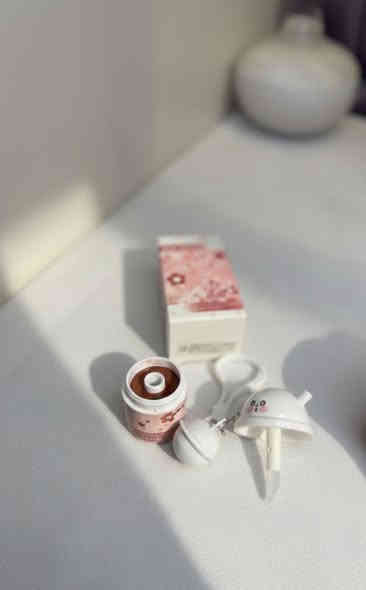 💄✨ عرض اليوم حبايبي ✨  
كل قطعتين مكياج… الثالثة هدية 🎁💗  

للي تحب تستفسر عن الأسعار أو تفاصيل القطع  

تراسلنا على الرقم: [ *********** ]  

أو الإنستا: 🌸 https://www.instagram.com/xqp1r?igsh=bGlobG9vY3pocTE5&utm_source=qr
