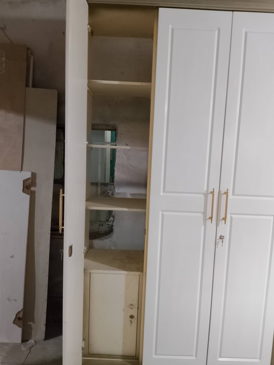 معرض سليم
كنتور كويتي 3 باب عرض متره وربع رتفاع مترين و40سم 
السعر ,300 
***********
