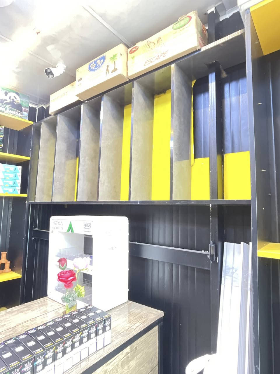 السلام عليكم رفوف  نراكيل كامله ألي بل صور وميز عدد 2 وميز مال معسلات هوه وغراضه كاملا للبيع عنوان كركوك طريق بغداد الأتصال عل رقم (***********)
