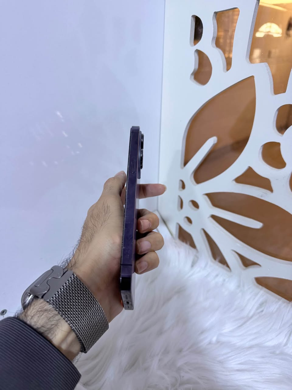 ئایفۆن ١٤ پڕۆماکس
زاکیرەی ١٢٨ گێگای دوو سیم کارت
ڕەنگی مۆر شتێکی هەتا بڵێی جوان و خاوێن
مۆبایلەکە شاشە و پاتری گۆڕاوە هی سەر مۆبایلێکی تر 
خراوەتە سەری بەزەمان بیلادیە
هیچ کێشەیەکی نیە و شوشەی پشتی بە لێزەر گۆڕاوە
نرخی ٤٣٠ دۆلارە و گەیاندن هەیە
ناونیشان :- هەولێر قەڵاتی نوێ مۆبایلی هاوکار
ژمارە مۆبایل 📱 *********** أربيل, العراق

