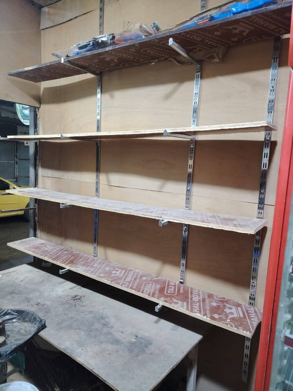 رفوف خشب تزكام مال محل للبيع انا مكلف بالنشر الشراي اتصل  ***********
