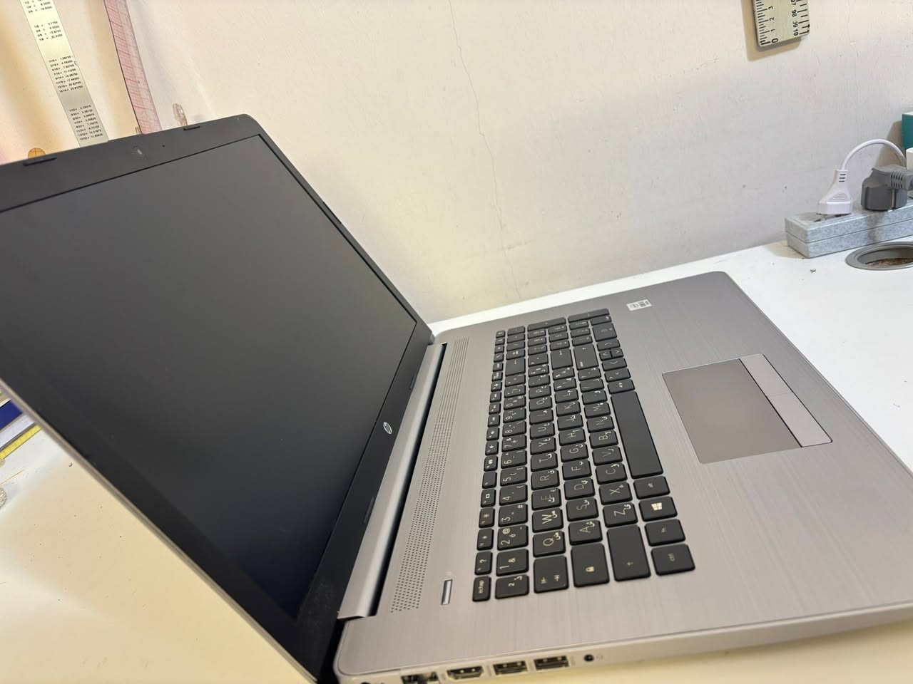 السلام عليكم ،لاب توب للبيع ، المواصفات التقنية:
المعالج: Intel Core i5-10210U (جيل عاشر سريع وموفر للطاقة).
الذاكرة العشوائية (RAM): 8 جيجابايت.
التخزين: 256 جيجابايت SSD (لسرعة فائقة في التشغيل).
كارت الشاشة: مزدوج (Intel + AMD Radeon 2GB) لدعم مهام الجرافيك الخفيفة.
نظام التشغيل: Windows 11 Pro.
مميزات إضافية:
فترة الاستخدام: 4 أشهر فقط وبطريقة خفيفة جداً.
الحالة الخارجية: نظيف جداً، لا توجد خدوش أو أثر للاستخدام.
مناسب جداً للطلبة والأعمال المكتبية.
السعر المطلوب 380 دينار (قابل للتفاوض


**إذا كنت صاحب هذا الإعلان وتريد حذفه لأي سبب، رجاءا أرسل رسالة إلى الدعم الفني**