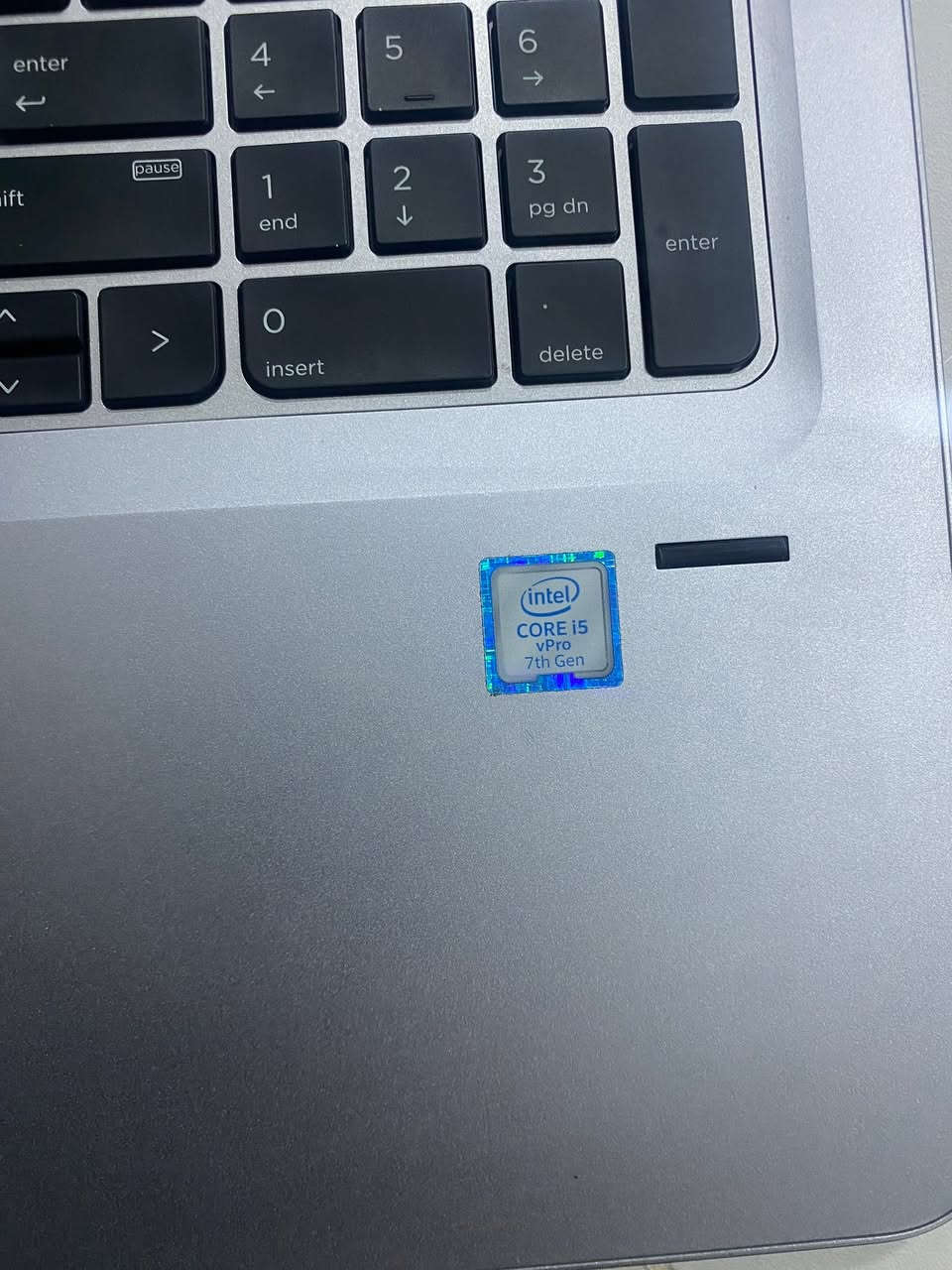 HP 
Ci5 
جيل 8  
شاشه لمس حجمها 15 
منصب بي وندوز 10
***********
مستخدمة شهرين غراضها كامله جنطه ماوس شاحنه  رايدها ب 260
