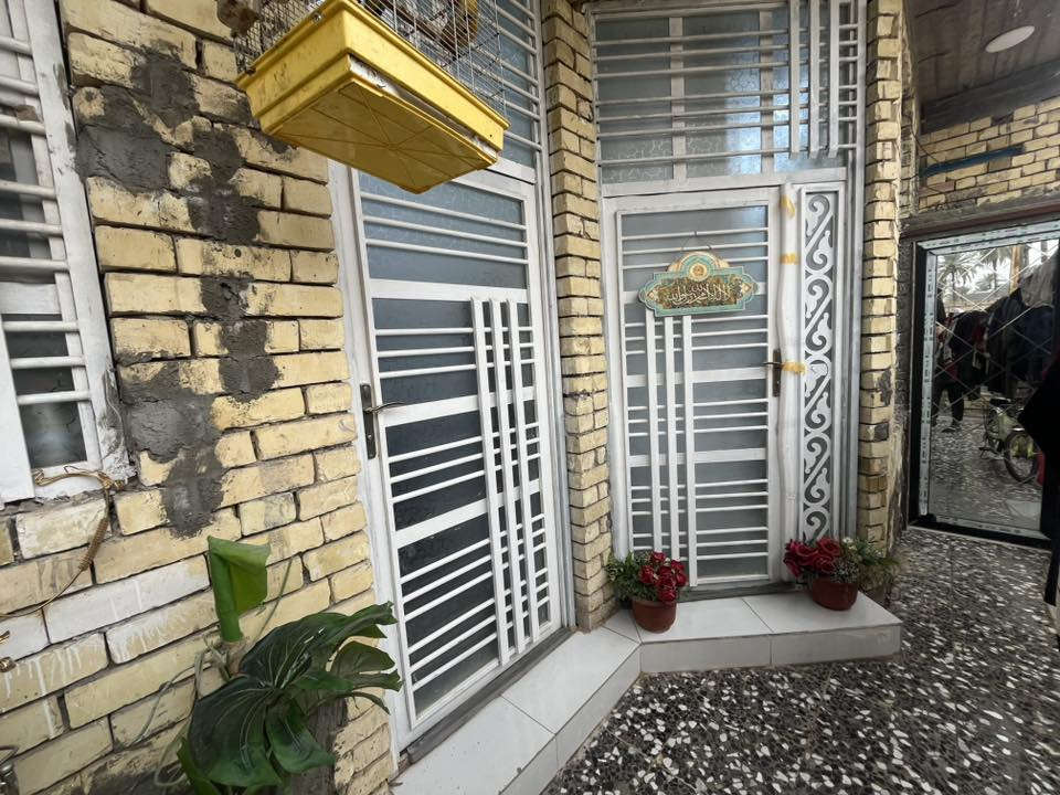 السلام عليكم بيت للبيع المساحه 100 متر شارع حي الحسين الاول زراعي سند 25 طابق ونص السعر 150 وبي مجال للاستفسار ***********
