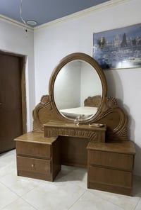 ميز تواليت قديم للبيع ب ٥٠ الف مكان العطيفيه يراد شوي رتوشات الع لان ق...