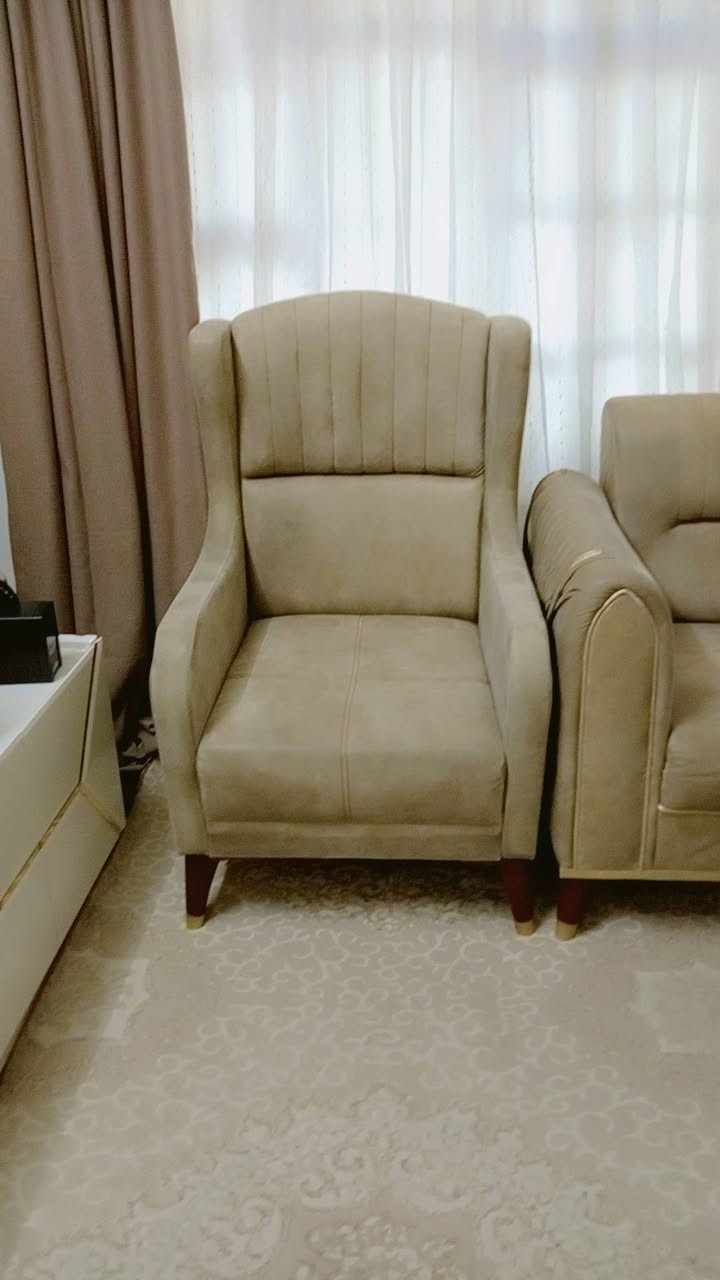 تخم قنفات 7 مقاعد مع ميز وسطي ب275 الف مابي اي كسر فقط يحتاج غسل للاستفسار ***********9
