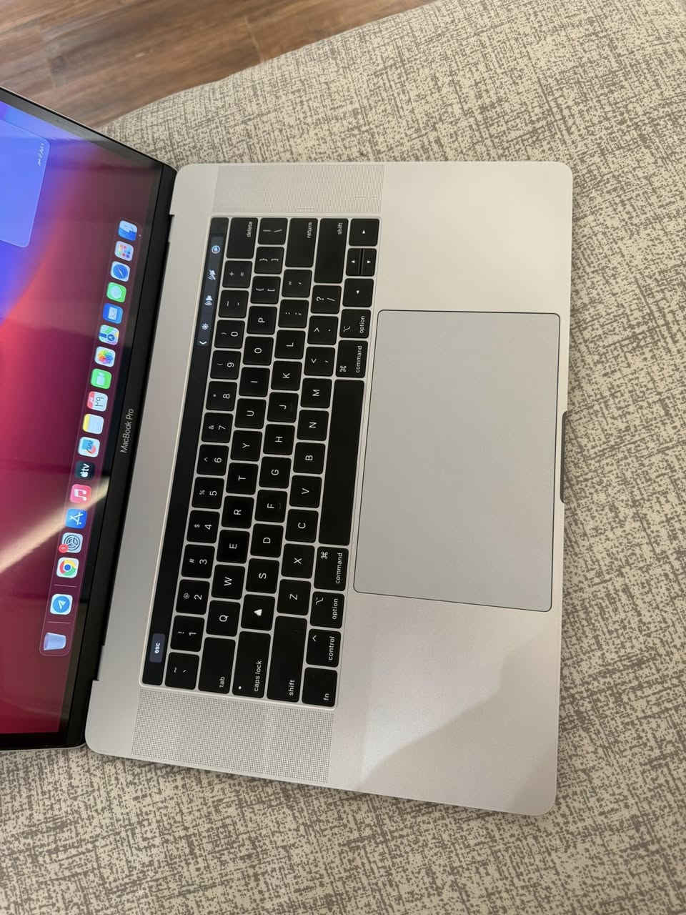 سلام عليكم عندي ماك بوك برو  2018  ذاكرة 512 حجم شاشة 15 انج core i7 الجهاز كامل ملحقات كارتون وشاحنة وكيبل الجهاز اني اشتريته جديد يعني ؏ ايدي الجهاز بحالة جدا جدا نظيفه مابيهة اي نقص واستعمالي الهة بسيط المواصفات موجوده بل صورة (ومو مال بالة) لا اني مشتريهة جديده ؏ ايدي يعني مع الكارتون وكامل ملحقات مكاني بغداد الدورة


**إذا كنت صاحب هذا الإعلان وتريد حذفه لأي سبب، رجاءا أرسل رسالة إلى الدعم الفني**