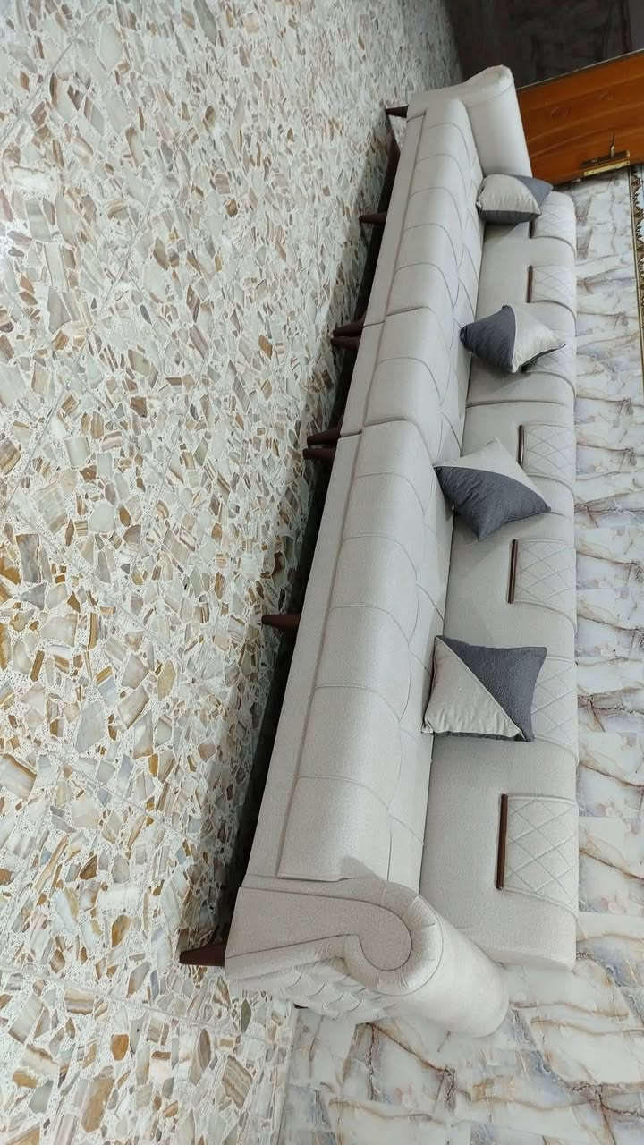 من رخصة ألادمن
تخم ديوان عدد ٢ طول ١٤ متر ونص ٢٠ مقعد يحتوي على ٢ زاوية مودرن شغل تفصال درجه اولى خشب بلوك اسود كله سفنج مضغوط مميز أول طبي عرض المقعد ٧٥ سم قماش كتان لون بيجي أوف وايت مع الكوشات ١٢ كوشه.. جديد هسه وصل استفسار *********** متوفر واتساب
