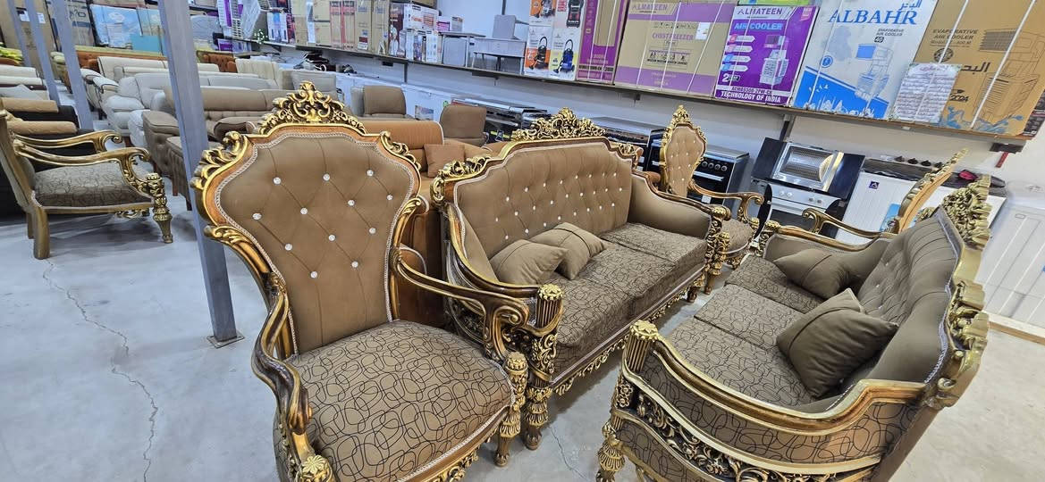 دائماا مع الجديد ✨🌹🌹✨في بضاعتنا من الاثاث🛋️🛋️ المستورد 
وبمختلف🎨 الموديلات الحديثة التي تلأم جميع الاذواق 🎀🎀
ملاحظه / يوجد لدينا جميع الألوان على الخاص 
{ الاتصال او واتساب *********** /***********} 
المصنوعة من اجود انواع الاخشاب وافضل الاقمشة التركية 
ملاحظه الطخم ١٠ مقاعد 
ويوجد قياسات خاصه الى الديوان ويوجد ديوان حرفL 
ضمان الجودة مع  خدمة توصيل مجاني مجاني 
العنوان سوق حي الجهاد
