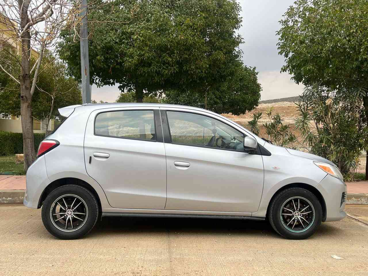 ميتسوبيشي ميراج 2021 

المواصفات:
رادار امامي
حساسات خلفي
كامرة خلفية
شاشة اصلية
محرك 3 سلندر Economic 
فول اقتصادي
 
الصبغ بنيد و جاملغ جهة السايق
بدون دواخل ضربة سطحية و الصندوك هاي الضربة كلشي موضح بلصور
ماشية 68 الف ميل
الشاصي: ML32AUHJ3MH006640

مكان السيارة اربيل
و بأسمي ورقم اربيل الجديد
سنويه و هزه جديدة
رقمي

***********
*********** أربيل, العراق
