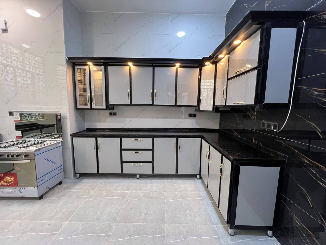 احدى اعمالنا بلون الرصاصي مع المرمر الاسود الصناعي ثقيل 
داخل خارج المنيوم عالي جوده محشه بلخشب للقوه والمتانه 
اسعرنا تنافسيه ثابته 
للاستفسار عن الاسعار مراسله الصفحه او الاتصال على رقم *********** او مراسله على واتس اب
