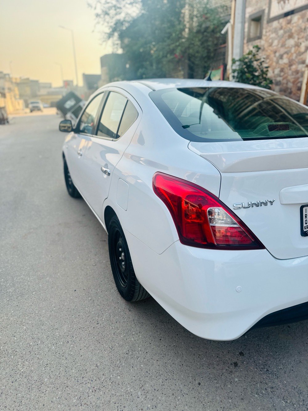 نيسان سني هندي 2023 ماشيه 15 الف مكاني بصره سعر 124 وبيها مجال قليل بيها بارد قليل باب سايق ما مبين ولباقي كفاله سياره أخت الزيرو 