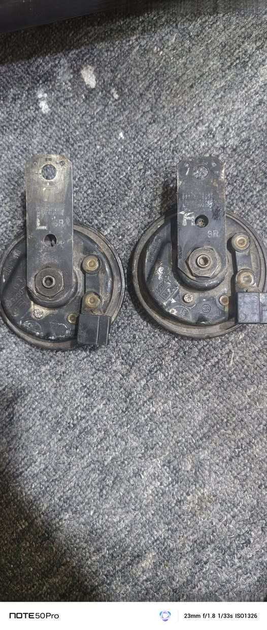 هورنات سيدان اصلي فيشه سوده بعده بشمع ما مقسم رايده 50 والكلجات جدد شركه ما شادهن ولقران  اي خلل بيهن يرجعن الكلجات اريدهن ب20 عنواني بصره موفقيه ***********
