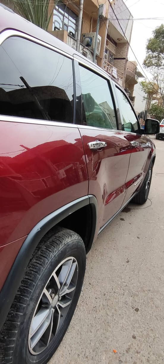 للبيع جيب Grand Cherokee Limited 2018 امريكي فول مواصفات 🚙  

- محرك V6 سعة 3.6L بساتم 14 (ما يحتاج بانزين محسّن، مبرمجة على البنزين العادي).  
 داخلية جلد بيج مرغوب + فتحة سقف ا.  
- شاشة كبيرة 8.4 إنج عربية مثل الخليجي مع GPS.  
- ويل 20 إنج، تدفئة 4 كشنات + ستيرن.  
- تشغيل عن بعد، توقف ذاتي خلفي، حساسات + كاميرا خلفية.  
- مرايا تعتيم + هيتر، بلوتوث، محدد سرعة.  
- نظام خاص للطرق الوعرة + Auto Start/Stop.  
- رقم بغداد تحويل مباشر، رقم إنكليزي جديد.  
-  ٣قطع صبغ فقط، شغل نظيف  
-بجم كبس 
💰 السعر 190 قابل للتفاوض للجادين  
📞 للاستفسار.   واتساب او اتصال          : [***********]  
                                                                      غير متواجد عالفيس  بغداد