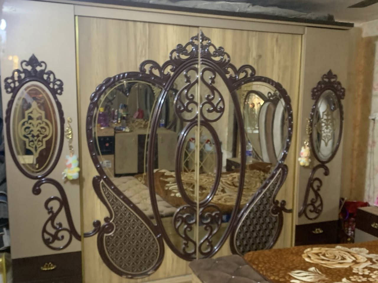 غرفه تركي ٩قطع كنتور بابين فتح وبابين أناره بيها سلايت مخزن ملابس وهوه كعده موجود بصور نضيفه مرتبه مكاني حي اور سعرها مناسب ***********
