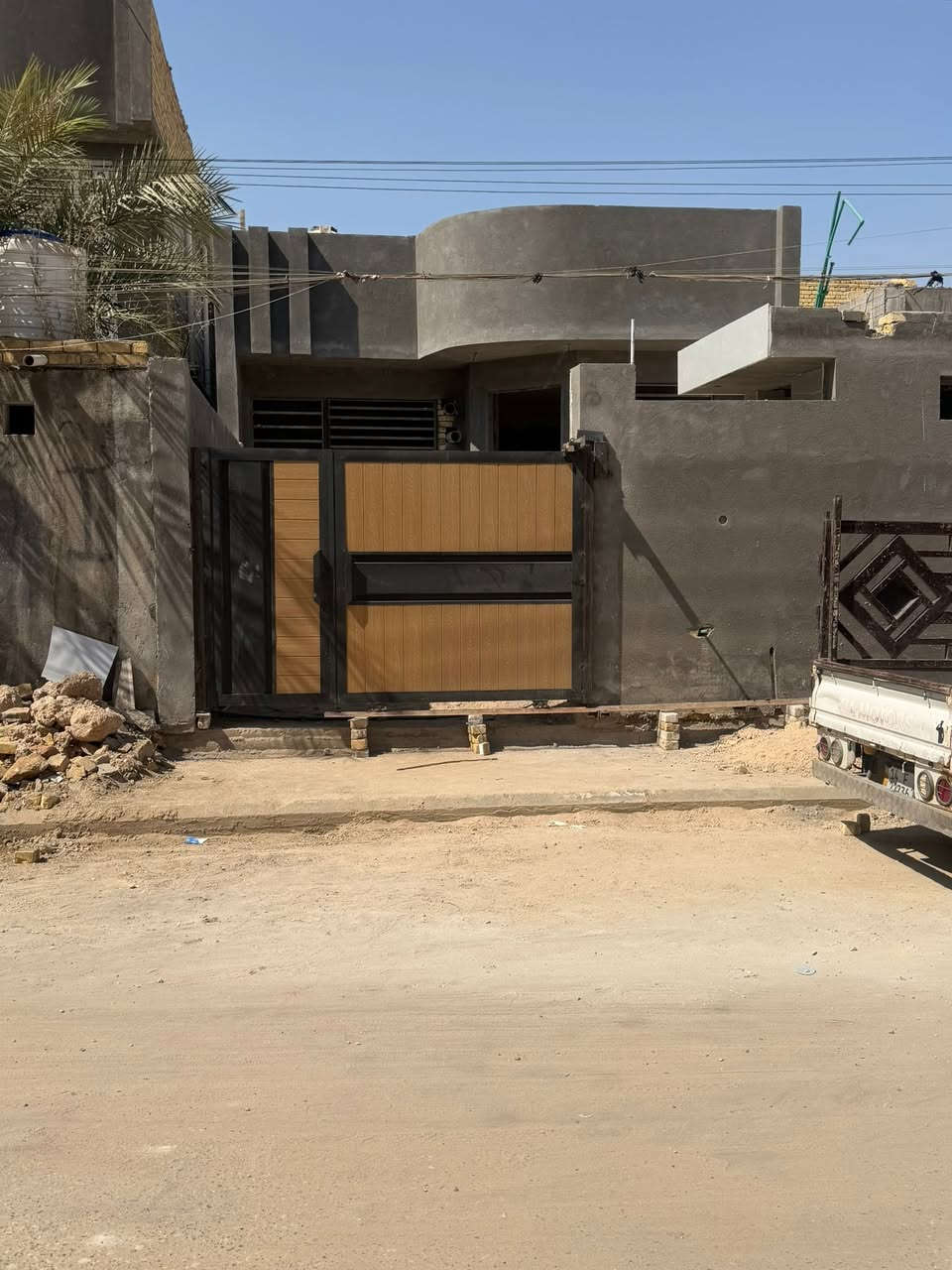 بيت للبيع طابو صرف مساحه ١٥٠
يحتوي على غرفتين وصاله وستقبال حمام داخلي وحمام خارجي بي كراج جبير البيت كله كامل كهربائيات وبياض بعد يومين يكمل عوزه جام وتطبيك الحوش فقط الباقي كله جاهز 
الموقع شارع اربعين قرب محلات فراس 
السعر ١٣٠ وبي مجال ***********
