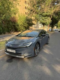 بريوس 2024 XLE سمنتي مواصفات   كشنات جلد  كشن سائق كهرباء  تدفئه بالست...