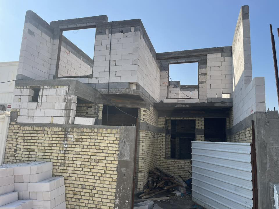 السلام عليكم 
نبده بإذن الله اقراء الأسعار والمواصفات 
المتر البلوك الهيكل 190 الف 
المفتاح البلوك 300 الف 
الهيكل الطابوق 210 الف 
المفتاح الطابوق 450 الف 
الثرمستون الهيكل 200 الف 
المفتاح 300 الف 

التشطيب 
لبخ ابياظ البيت 
بلكامل من الداخل والخارج 
تئسيس الماء والمجاري 
بوري 10بار 
الكهرباء البت بلكامل 
واير اردني 
نقط
السعر الواحده 2500نوعيه جيده 
السراميك النهدي الجداري 
الارضيه 
ايراني 14م 
سقف ثانوي البيت 
ايزوكام السطح 
جام البيت حسب الطلب 
البيبان الحديد 
جاهز اربعه ملم 
تفصال الخشب بلكامل 
مغاسل البيت 
والخلاط نوعيه جيده

شيش روهينه ايراني 
سمنت المبروكه 
رباط 40x60
تسليح 8شيش نشر الاتاري 25 
ارتفاع البتلو متر
البتلو طابوق 🧱 
لبخ وتزفيت 
دفان سبيس 
رش الكلوردين الامريكي 
بناء بلوك النوعيه الجيده 
ارتفاع البناء 3.50
رباط فوق الشبابيك 
صب السقف 20سنتم 
نشر 25سنتم 
ارتفاع الستار 160م 
شبكه الكهرباء
*********** ابوصادق
