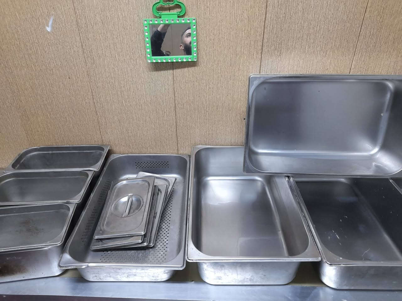 السلام عليكم 
تصفية غراض مطعم للبيع 
كرسي كاشير ستول جك نظافة 95% السعر 60 الف 
بلانكات كبير عدد 3 قياس 32×52 عمق 16 سعر القطعة 12الف
مصفي بلانك قياس 32×52 عمق 10 السعر 8000
بلانك صغير عدد 3 قياس 17×32 عمق 15 سعر القطعة 3000 
قبغ بلانكات عدد 5 قياس 16×26 سعر القطعة 3000 
ستاند شيش كص السعر 25 الف 
ميز المنيوم عدد 4 قياسات 1 متر عدد 2 وقياس متر ونص وقياس 2 متر السعر 100 الف 
سنك المنيوم نظيف السعر 50 الف 
مجمدة السعر 90 الف 
حماية سناكات قياس 90 سم.  السعر 150 الف 
كريل همبركر تصنيع عراقي السعر 100 الف 
عجانة حجم 10 كيلو السعر 190 الف 
قالب همبركر حجم 14 ستيل اصلي السعر 100 الف 
مكاني بغداد حي العامل 
***********
