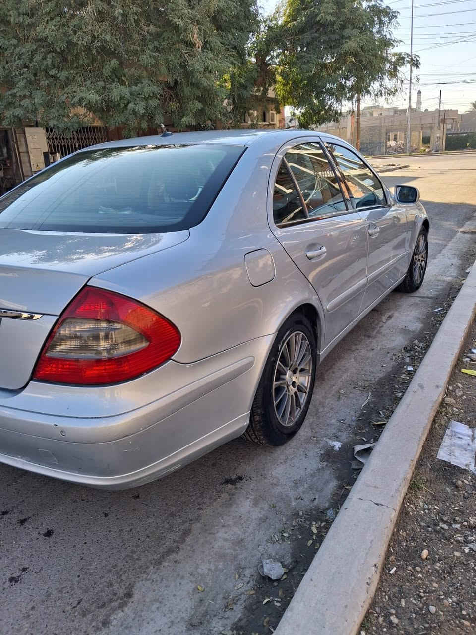 للبيع
مارسدسw211 2008 E200
فول مواصفات رقم اربيل دولي سنويه وهزه جدد 
فتحة سقف داخل اسود جلد وسقف ابيض
تدفئة كشنات
كشنات كهرباء خزن ميموري ثلاث وضعيات
ستيرن كهرباء ودركة صاج
مرايات كهرباء وشفط وتعتيم ليلي
تچاوي كهرباء
تبريد منفصل امامي
تبريد منفصل خلفي 
حساسات امامي خلفي
زراكات لايت
لايتات داينمك ولد نهاري
وباقي المواصفات المعروفة
السيارة بدون حادث بدون ضربة فقط صبغ ربع بنيد 
ويل AMG 17
السيارة جاهزة بدون اي نقص مكينة كير صدر كهربائيات كله مكفول
وعليها ادامة كاملة بلكات مجاول نوزلات  دهن وفلاتر كلها جديدة
السعر 118 ورقة وبيها مجال 
المكان بغداد حي الجامعه ‭٠٧٧١ ٨٤٠ ٦٧٧٤‬
