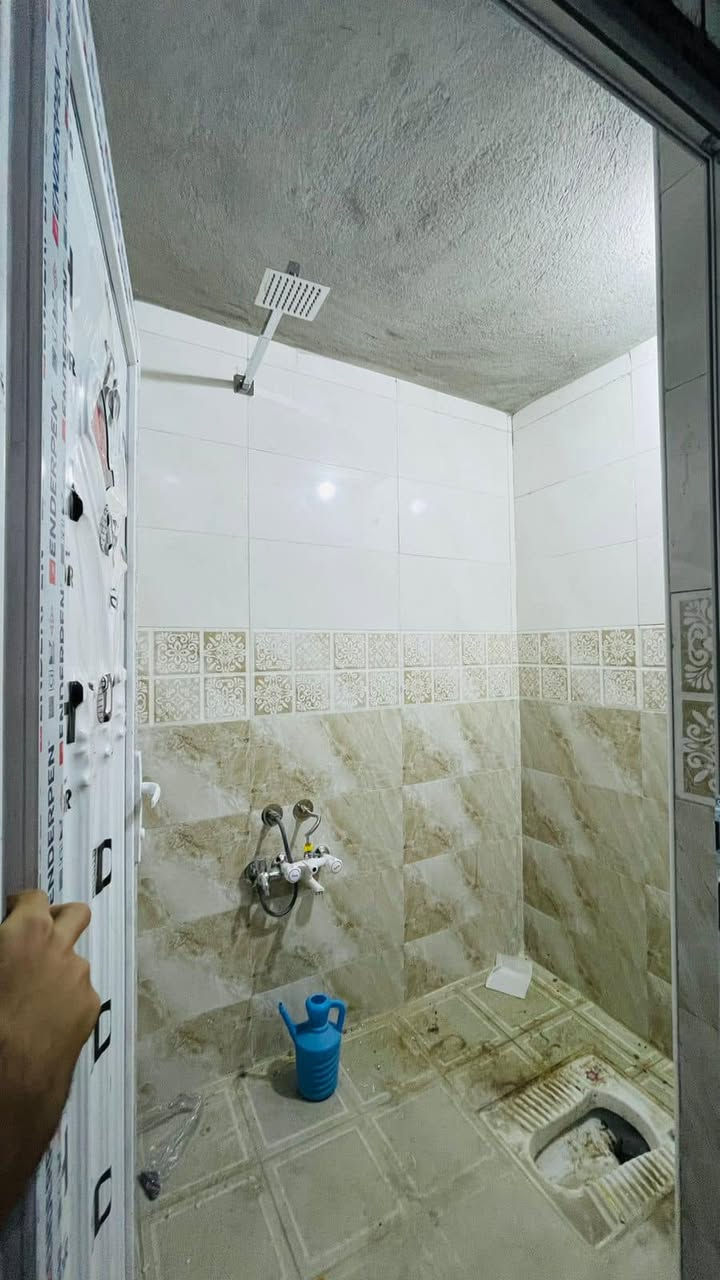 بيت للايجار مساحته 200 م غير مسكون سابقا جديد يحتوي على غرفتين نوم وموزع وحمامات عدد ٢ وهول واستقبال ومطبخ حار وبارد ومناور عدد 2 
عنوانه ابي غرق حي الحسين الثاني شارع بزل حجي علي 
ملاحظه الارضيه صب

للاستفسار
***********
