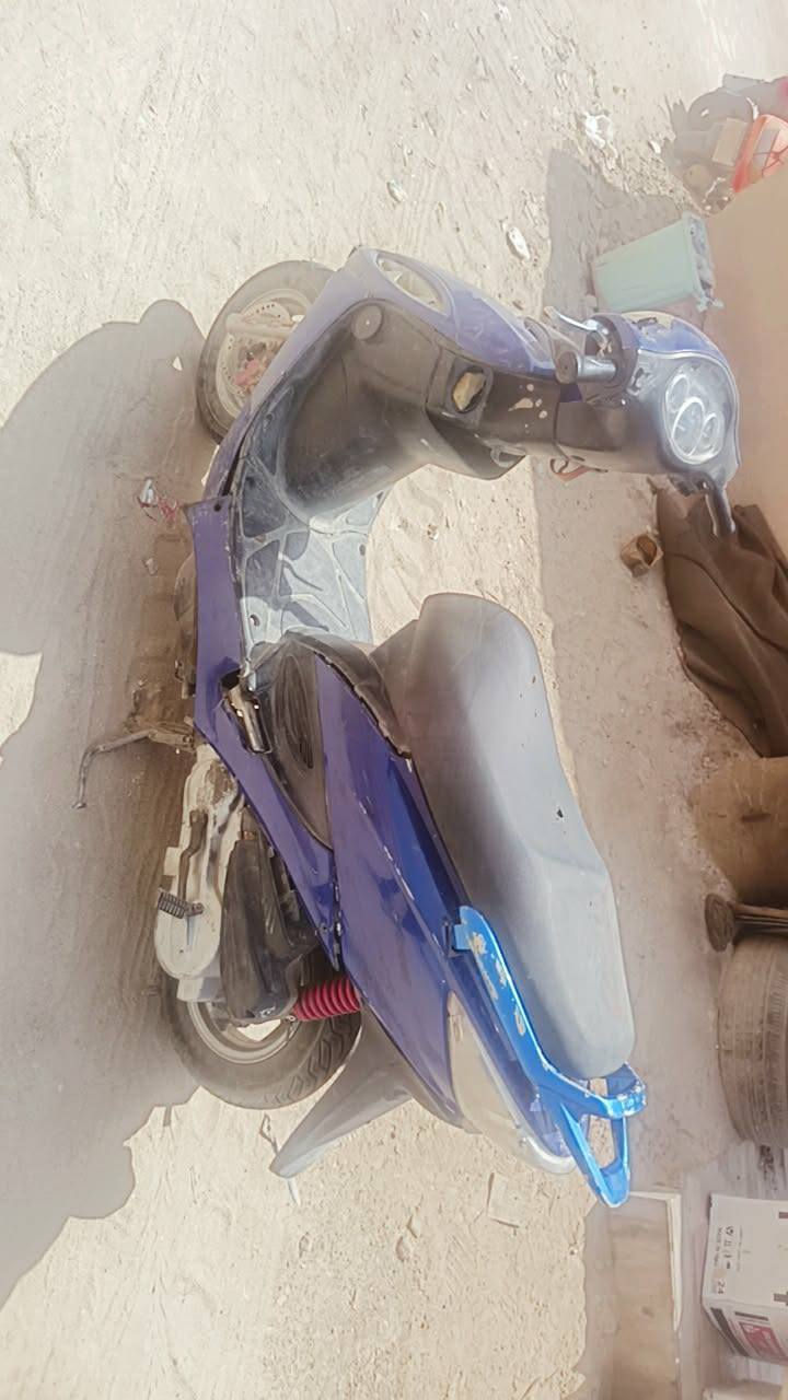 سلام عليكم دراجه جيفور للبيع شغاله سلف كهربايات كلها شغاله بريكات تايرات جدد مكينه بعدهي بحيلها ب200وبيها مجال 
هاذ رقم صاحب الدراجه *********** ناصريه مركز
