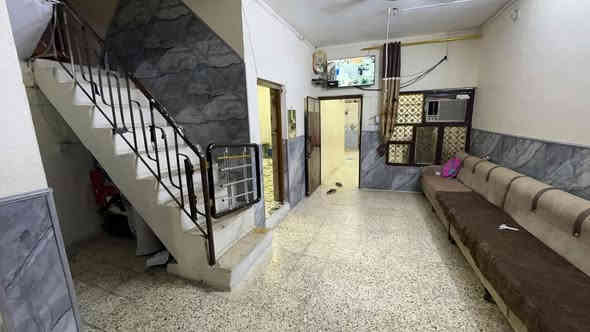 دار للبيع المساحه 200 م 
يعتوي على 4 غرف نوم 
طابق الارضي استقبال  وصاله وغرفه نوم ومطبخ حار ومطبخ بارد 
الطابق الأول 3 غرف نوم وصاله كبيره وحمام  مشترك كما موضح 
 بل صور
عنوان الدار الاورفلي شارع السمجه مجاور غازي المضمد 
موقع الدار اول بيت بل شارع لايوجد جار مقابل الدار  ومجاور الخدمي ويبعد عن الشارع العام 100 متر 
كما موضح بلصور 
التواصل والسعر 
***********
