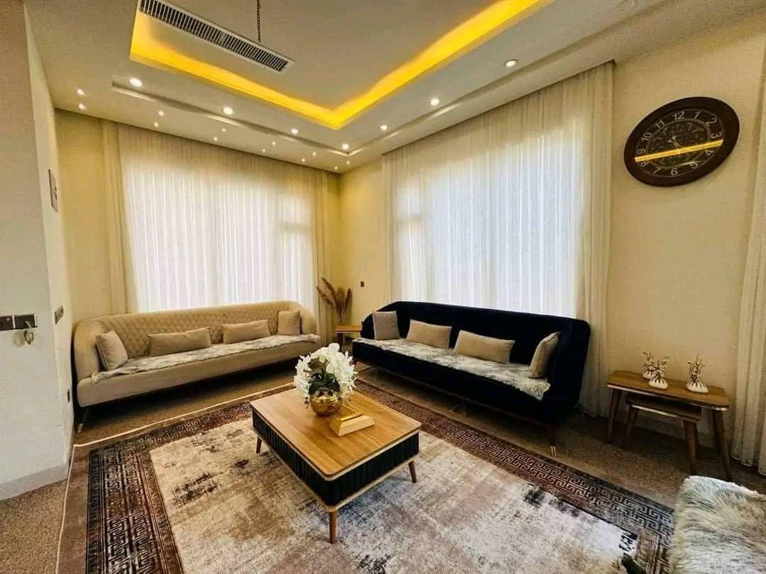 بۆ فرۆشتن ـــــــــــــــــــــ  للبیع***********
رابرین بەری متار  ـــــــــــ حي رابرین السلیمانية
100 م رۆکن + 150 م باخجە  ـــــــ  100م رکن + 150 م حدیقه
میۆان ـ مەتبخ ـ هول  ــــــــــــــ استقبال ـ مطبخ ـ هول
4 نۆستن ـ مشتەملات ــــــ 4 غرف نوم ـ صحیات
                 تلفون ـ واتساب ـ
