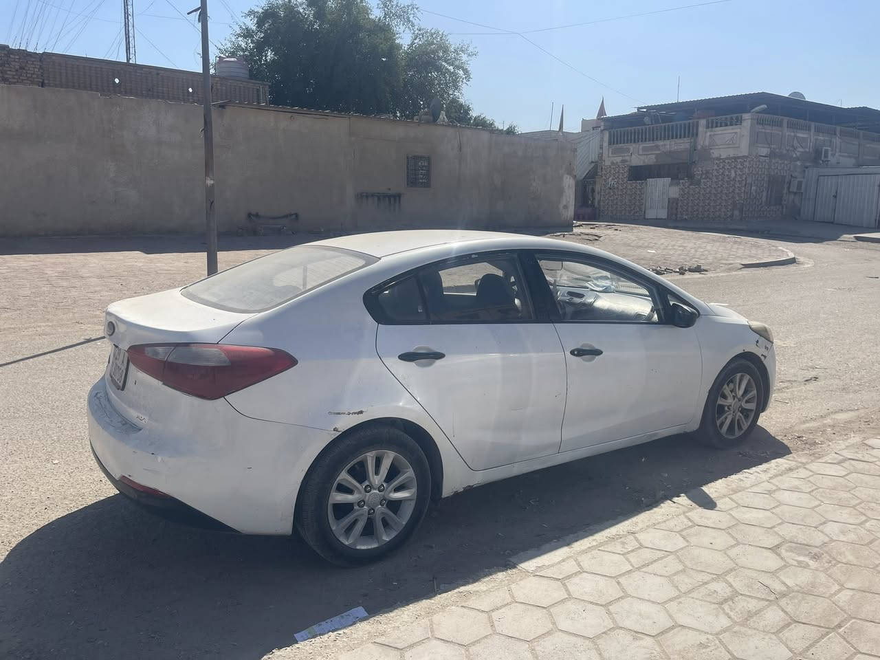 السلام عليكم سياره سيراتو مديل 2014 السياره رقم الجديد بسمي السياره بيه تلحيضات بلبدي  شوف العين السياره مكينته بيه تبخير فقط حداده جديد كير تبريد كله شغال داخله كلش نضيف السياره السعر (83 ) العنوان البصره ***********
