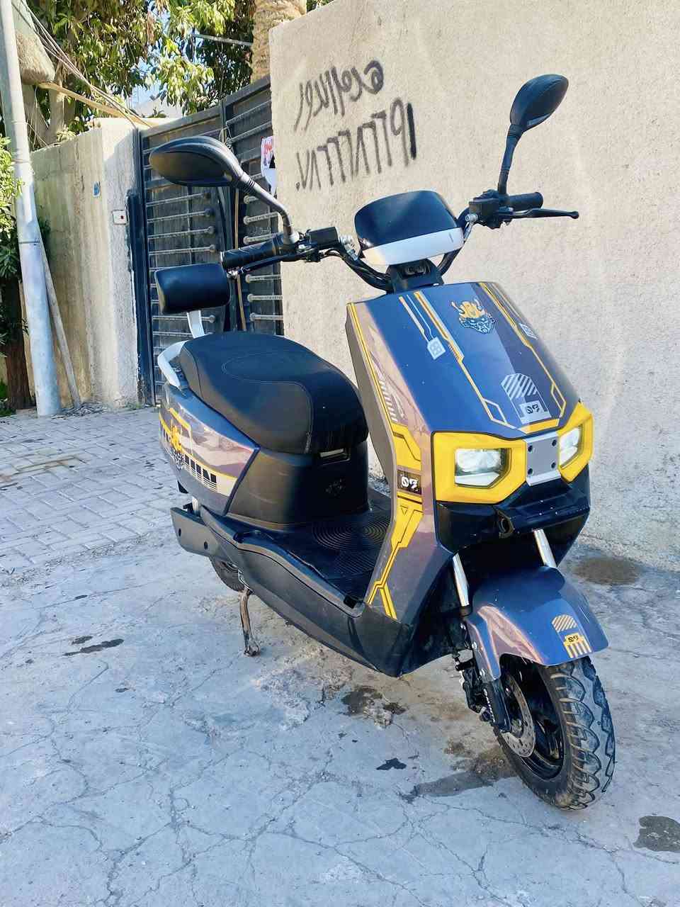 دراجه شحن ام عيون
5 بطاريات ع الفحص شرط 
تمشيك 45 كيلو  سويج واحد وبصمه وحده 
3 نمر سرعه سرعتها 70 حقيقي 60 
اشاره يمنى يسرى 
ليت ليد عالي ناصي 
كلشي شغال شاشه دجتال تظهر العطل لا سامح الله
سعرها 480 وبيها مجال بسيط حك الجيه 
مكاني اليرموك او العامريه 
رقمي-***********
