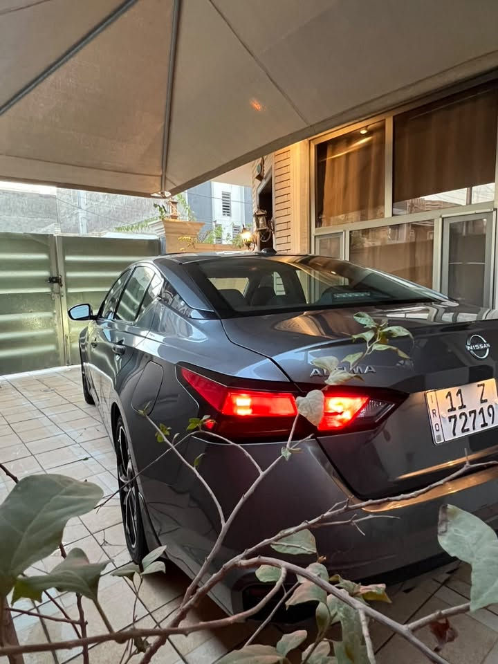 للبيع نيسان ألتيما 2024 SR Plus (فل كامل) 🚗

🔹 الموديل: 2024
🔹 الفئة: SR Plus (فل كامل)
🔹 اللون: رصاصي غامق
🔹 المحرك: 2.5 لتر
🔹 ناقل الحركة: Xtronic CVT
🔹 الممشى: 19 ألف مايل (قابل للزيادة)

المواصفات:
✅ فتحة سقف
✅ شاشة 12.3 إنج
✅ Apple CarPlay وAndroid Auto لاسلكي
✅ شاحن موبايل لاسلكي
✅ نظام صوتي مميز بـ 9 سماعات وصوت قوي ونقي
✅ كاميرا خلفية دوّارة
✅ حساسات أمامية وخلفية
✅ لايت أوتو (تشغيل أوتوماتيكي للمصابيح)
✅ دخول ذكي (Smart Key)
✅ تشغيل بصمة (Push Start)
✅ تشغيل المحرك عن بُعد (Remote Start)
✅ مثبت سرعة ذكي (رادار)
✅ المحافظة على المسار
✅ تحذير الخروج عن المسار مع اهتزاز المقود
✅ مراقبة النقطة العمياء
✅ فرملة طوارئ أمامية
✅ مقاعد جلد رياضية
✅ تدفئة المقاعد الأمامية
✅ كرسي السائق كهربائي
✅ كرسي الراكب كهربائي
✅ شفتات تبديل سرعات خلف المقود (Paddle Shifters)
✅ الدشبورد مطعّم بديكور كاربون فايبر أنيق
✅ جنوط رياضية 19 إنج
✅ إضاءة LED كاملة

🔹 حالة السيارة:

* بودي نظيف جدًا
* صفّاحة موس
* خالية من الشخوط والبارد
* حالة ممتازة وجاهزة للاستخدام

💰 السعر: 176 ورقة (بيه مجال بسيط للجادين)

رقم الشاصي (VIN):
1N4BL4CV6RN332707

📍 الموقع: بغداد - الدورة - جمعية خير الله

📞 رقم الهاتف: ***********

السيارة جاهزة للاستخدام، والفحص بأي مكان على حساب المشتري الجاد. صور الحادث الأمريكي متوفرة من خلال البحث برقم الشاصي، وكل شيء واضح وشفاف.
